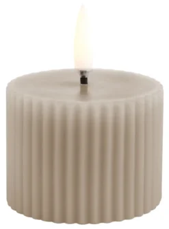 UYUNI LED Kerze Grooved 5,8x4,5 cm Sandstone