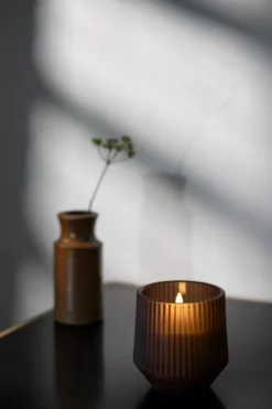 UYUNI Scented LED Duftkerze im Glas 8,5x9,5 cm Awaken brown